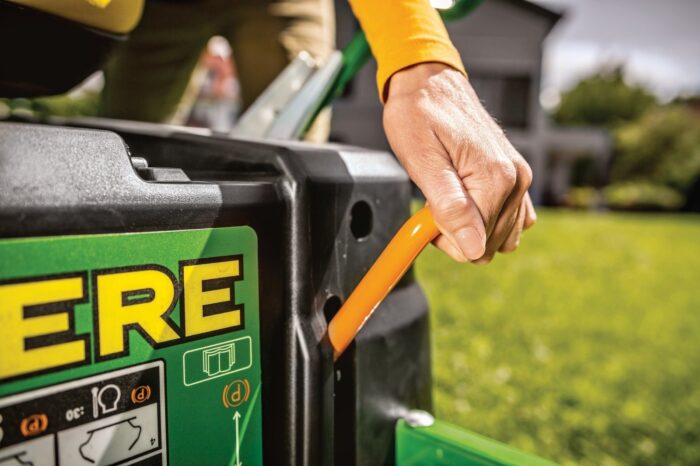 John Deere Z515E, tracteur tondeuse autoportée au châssis robuste et confortable. – Image 3